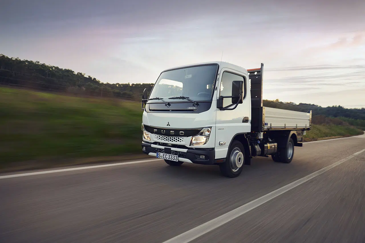 Camión Fuso Canter en carretera